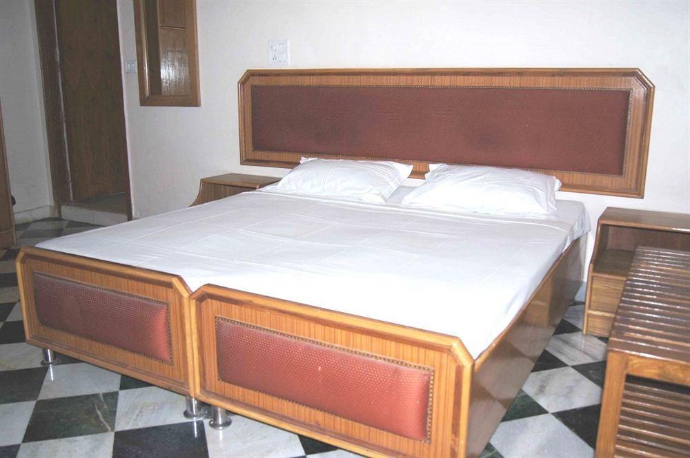 Hotel Westend Holiday Home 5 Mint From Nizamuddin Railway Station Nova Deli Exterior foto
