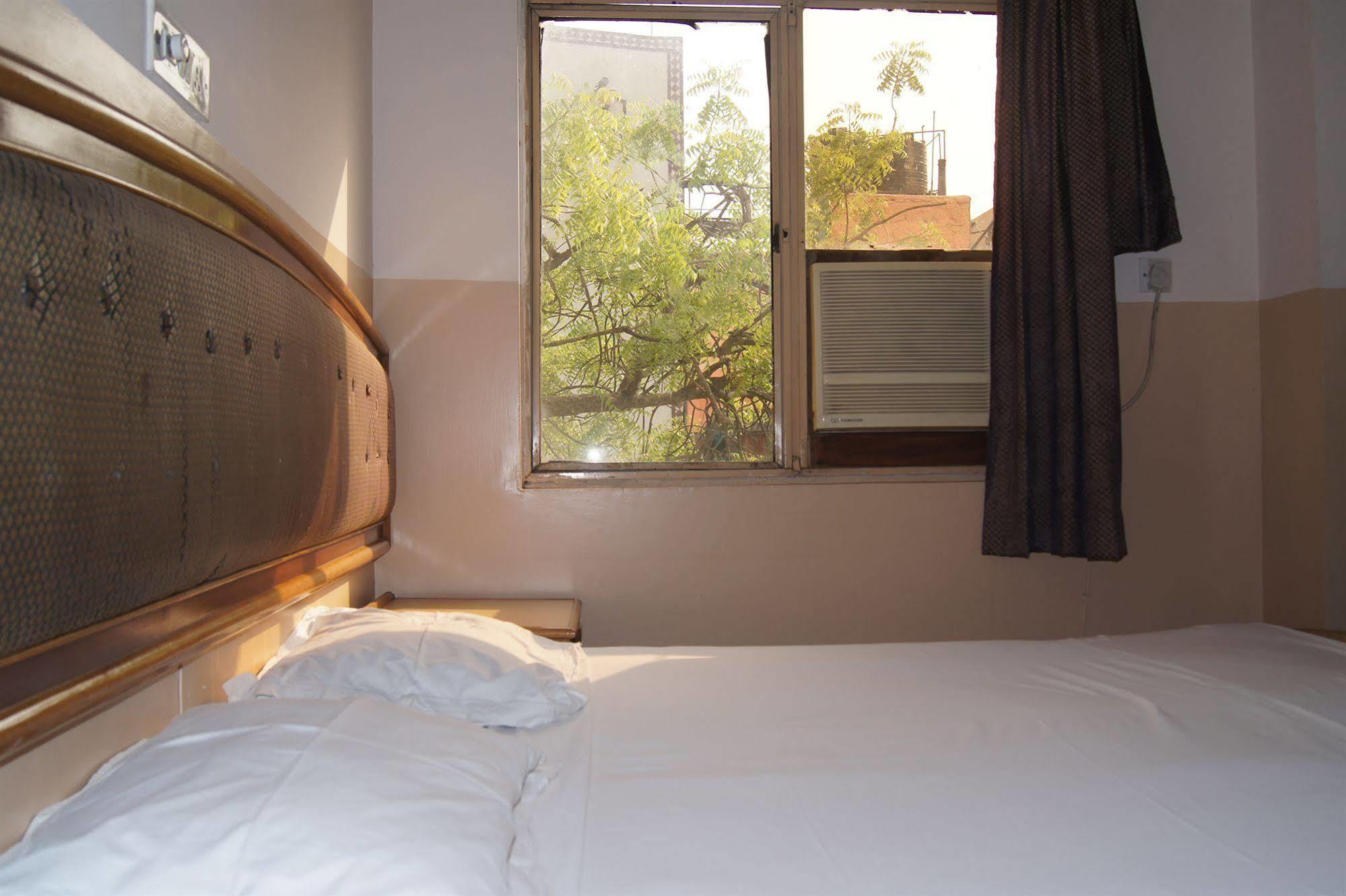 Hotel Westend Holiday Home 5 Mint From Nizamuddin Railway Station Nova Deli Exterior foto